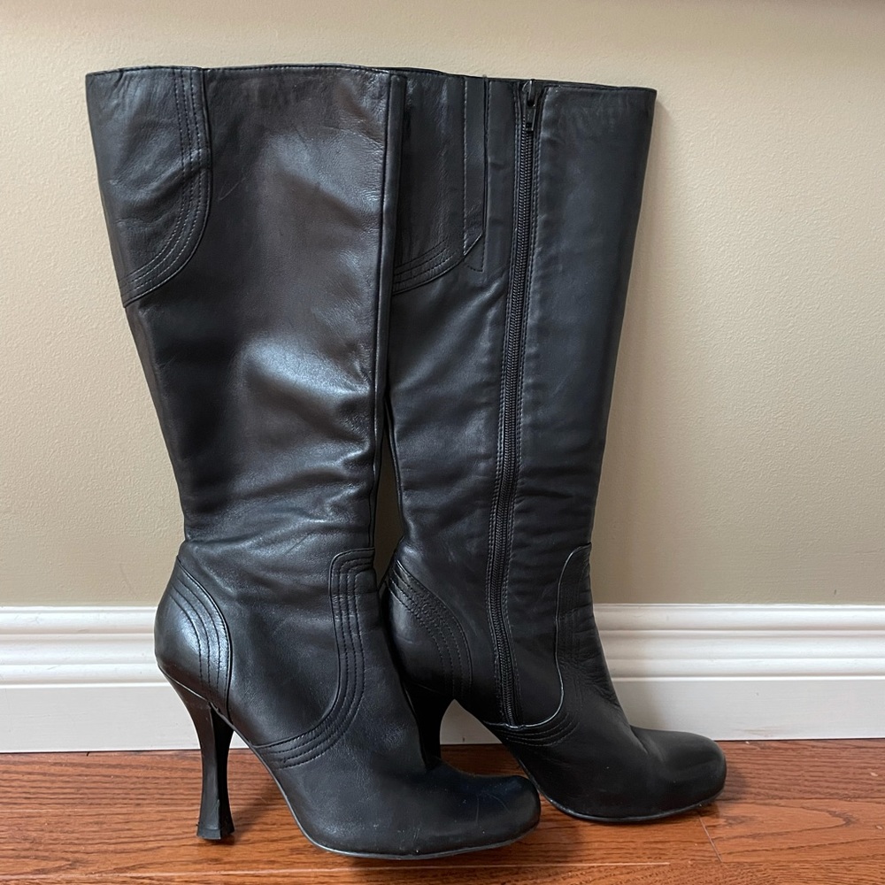 Genuine leather
3” heel
Rounded toe
Detail stitching
Comfort/Sexy